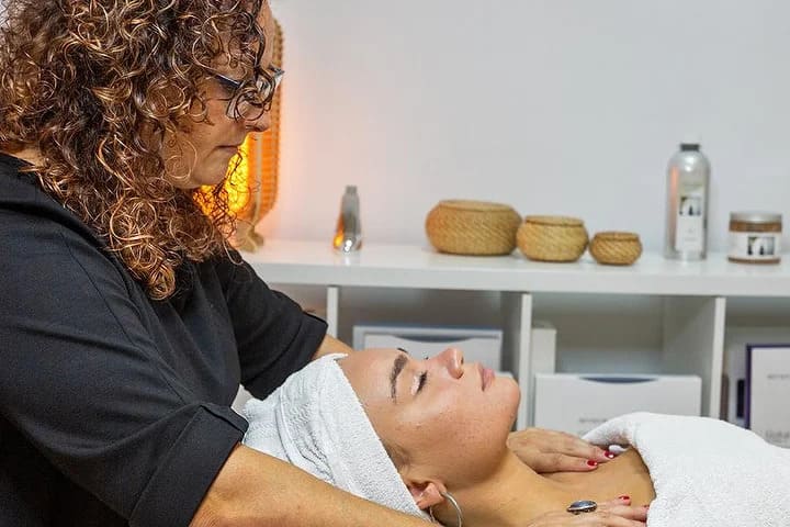 esteticista realizando un masaje facial